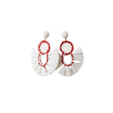 Latido - 11121PE-011 – Pendientes blancos de rafia con cierre de tuerca a presión (8 cm. de largo)