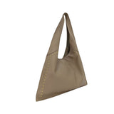 Martina K - 113-6150-4 – Bolso hobo color topo de piel grabada con tachuelas (47*31*8 cm)