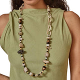 Latido - 13015CO-017 – Collar largo beige de piezas de resina (42 cm.)