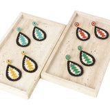 Latido - 15116PE-009 – Pendientes bicolor de resina y rafia con forma de gota