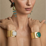Latido - 15207PU-008 – Pulsera brazalete de latón con baño de oro y piedra semipreciosa verde