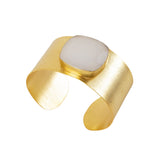 Latido - 15207PU-011 – Pulsera brazalete de latón con baño de oro y piedra semipreciosa blanca