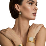 Latido - 15207PU-011 – Pulsera brazalete de latón con baño de oro y piedra semipreciosa blanca