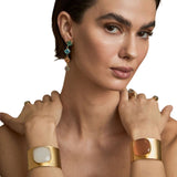 Latido - 15207PU-011 – Pulsera brazalete de latón con baño de oro y piedra semipreciosa blanca
