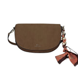 MartinaK - 26048-CAMEL - Bolso bandolera color camel con charm de pañuelo (25x6x17 cm.)