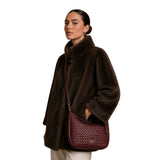 MartinaK - 261617-MARRON - Bolso ovalado trenzado marrón de hombro y bandolera (30x8,5x20 cm.)