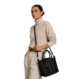 MartinaK - 261826-NEGRO - Bolso negro de nylon con solapa y organizador interior (33x12x24 cm.)