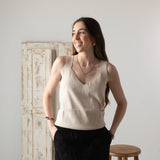 Yerse - 42516_005 Top de tirantes anchos con escote de pico - Mujer