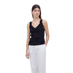 Top Tirantes Anchos Escote Pico Negro | Konestilochic
