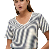 Yerse – 44006-255 – Camiseta básica de rayas azul marino y crudo con cuello de pico 100% algodón orgánico - Mujer