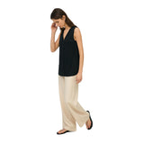 Yerse - 44043-37 – Top fluido negro de modal sin mangas con aberturas laterales en los bajos - Mujer