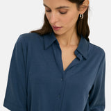 Yerse - 44110-55 – Camisa fluida azul de manga al codo con aberturas laterales en los bajos - Mujer