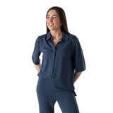 Yerse - 44110-55 – Camisa fluida azul de manga al codo con aberturas laterales en los bajos - Mujer