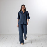 Yerse - 44110-55 – Camisa fluida azul de manga al codo con aberturas laterales en los bajos - Mujer