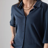 Yerse - 44110-55 – Camisa fluida azul de manga al codo con aberturas laterales en los bajos - Mujer