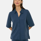 Yerse - 44110-55 – Camisa fluida azul de manga al codo con aberturas laterales en los bajos - Mujer