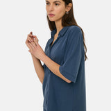 Yerse - 44110-55 – Camisa fluida azul de manga al codo con aberturas laterales en los bajos - Mujer