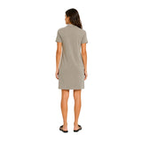 Yerse – 44113-25 – Vestido corto fluido verde caqui con cuello polo y botones - Mujer