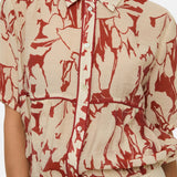 Yerse – 44840-181 – Camisa estampada de manga corta con lazo en el bajo - Mujer