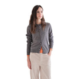 Compañía Fantástica - 63C-10318 - Cárdigan gris con botones de flores y acabados acanalados - Mujer