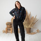 Compañía Fantástica - 63C-11106 - Camisa negra de manga larga con estampado de corazones - Mujer