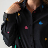Compañía Fantástica - 63C-11106 - Camisa negra de manga larga con estampado de corazones - Mujer
