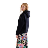 Compañía Fantástica - 63C-12008 - Sudadera negra de forro polar con lazada estampada - Mujer