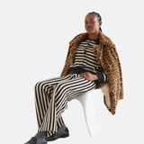 Compañía Fantástica - 64C-10272 - Pantalones con estampado de rayas beige y negras - Mujer