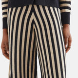 Compañía Fantástica - 64C-10272 - Pantalones con estampado de rayas beige y negras - Mujer