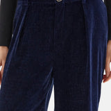 Compañía Fantástica - 64C-11134 - Pantalones aterciopelados azul oscuro con botón joya - Mujer