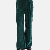 Compañía Fantástica - 64C-11136 - Pantalones aterciopelados verde oscuro con botón joya - Mujer