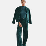 Compañía Fantástica - 64C-11136 - Pantalones aterciopelados verde oscuro con botón joya - Mujer