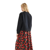 Compañía Fantástica - 64C-12105 - Sudadera negra con flor bordada y acabados acanalados - Mujer