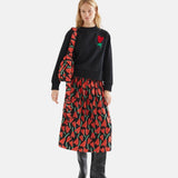 Compañía Fantástica - 64C-12105 - Sudadera negra con flor bordada y acabados acanalados - Mujer