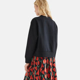 Compañía Fantástica - 64C-12105 - Sudadera negra con flor bordada y acabados acanalados - Mujer