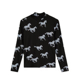 Compañía Fantástica - 64C-12107 - Camiseta negra de manga larga con estampado de caballos - Mujer