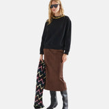 Compañía Fantástica - 64C-12115 - Sudadera negra con cuello joya y acabados acanalados - Mujer