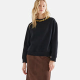 Compañía Fantástica - 64C-12115 - Sudadera negra con cuello joya y acabados acanalados - Mujer