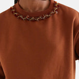 Compañía Fantástica - 64C-12116 - Sudadera marrón de forro polar con cuello joya dorado - Mujer