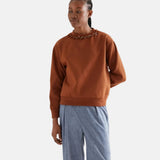 Compañía Fantástica - 64C-12116 - Sudadera marrón de forro polar con cuello joya dorado - Mujer