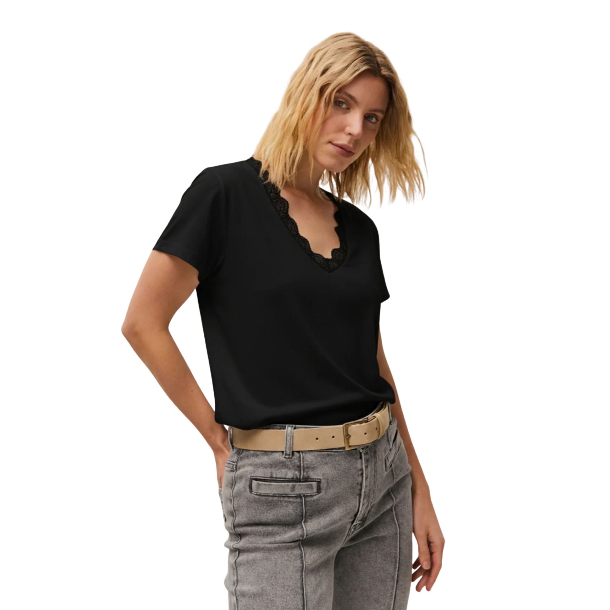 Camiseta negra System Action mujer con puntilla y escote pico Konestilochic