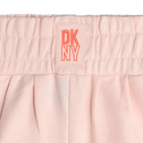 D60067_471-Pantalón corto rosa de felpa DKNY para niña