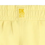 D60067_512-Pantalón corto amarillo de felpa DKNY para niña