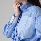DKNY - D62570-Z40 – Camisa azul de rayas con bolsillo en el pecho y pliegue en la espalda - Niña