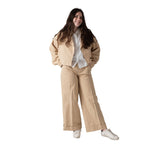 Pantalón beige satinado para niña DKNY – Elegancia y confort Konestilochic