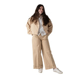Pantalón beige satinado para niña DKNY – Elegancia y confort Konestilochic