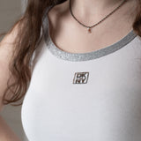 DKNY - D62613-10P – Camiseta blanca de tirantes con canalé plateado en cuello y sisas - Niña