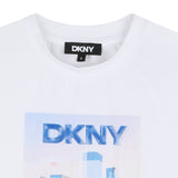 DKNY - D62621-N48 – Camiseta blanca de manga corta de punto de algodón con ilustración delantera - Niña