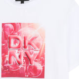 DKNY - D62621-N54 – Camiseta blanca de manga corta de punto de algodón con ilustración delantera - Niña