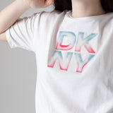 DKNY - D62624-10P – Camiseta blanca de manga corta de algodón orgánico con elástico en la espalda - Niña